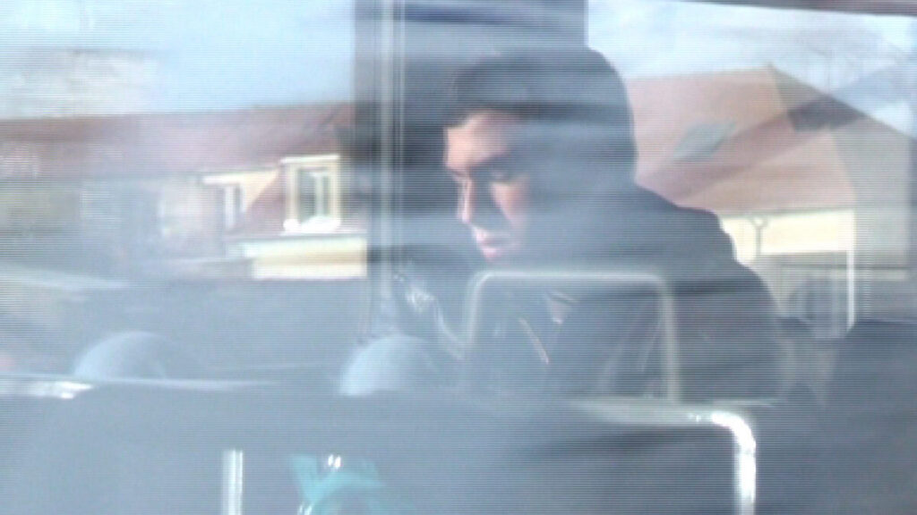 JOVEN CON CHAQUETA DE CUERO